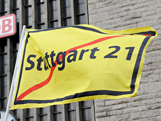Eine Flagge gegen «Stuttgart 21» während einer Demonstration. Foto: Franziska Kraufmann/Archiv