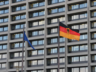 Vor der Zentrale der Deutschen Bundesbank in Frankfurt am Main. Foto: Arne Dedert/Illustration