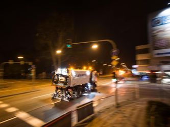 Stuttgart putzt Straßen im Kampf gegen Feinstaub. Foto: Lino Mirgeler/Archiv