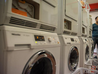 Mehrere Waschmaschinen stehen in einem Keller. Foto: Wolfram Kastl/Archiv