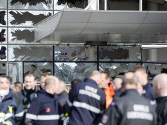 Die bei dem Anschlag zerstörten Fensterscheiben der Ablughalle im Flughafen von Brüssel. Foto: Frederic Sierakowski