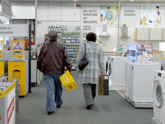 Die zuständigen EU-Minister haben sich auf eine Neufassung der Energiekennzeichnung für Haushaltsgeräte geeinigt. So soll vor dem Kauf noch besser eingeschätz werden können, wie effizient das Gerät ist. Foto: Bernd Settnik/Archiv/Symbolbild