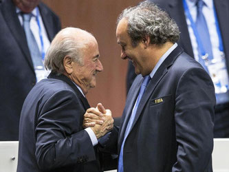 Die Bundesanwaltschaft zweifelt die Sauberkeit der Geschäfte zwischen Joseph Blatter und Michel Platini an. Foto: Patrick B. Kraemer