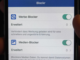 Die App «Blockr» zur Verhinderung von Werbeeinblendungen ist auf einem Smartphone installiert. Foto: Marijan Murat