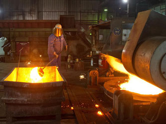 Mitarbeiter der Metallindustrie bei der Arbeit. Foto: Patrick Pleul/Archiv