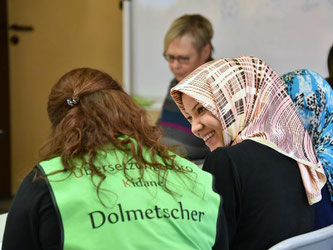 Junge Afghaninnen lernen in der Erstaufnahmeeinrichtung in Fuldatal-Rothwesten Deutsch. Die CDU will mit einem Maßnahmenpaket die Integration von Flüchtlingen vorantreiben. Foto: Uwe Zucchi/Symbolbild