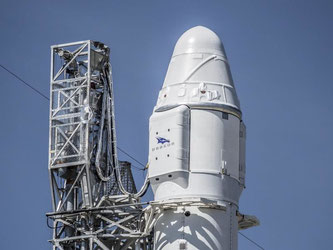 SpaceX Falcon 9 vor dem Start: Erstmals ist es gelungen, eine Stufe der Rakete wieder landen zu lassen. Foto: SpaceX