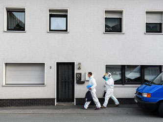 Polizisten der Spurensicherung im Einsatz: Die Polizei hatte in dem Haus sterbliche Überreste von Säuglingen gefunden. Foto: Nicolas Armer/Archiv