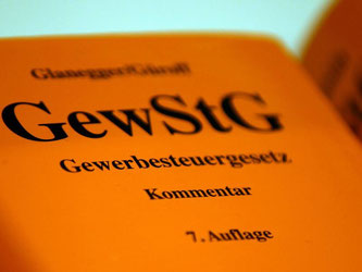 Kommentare zum Gewerbesteuergesetz. Finanzschwachen Kommunen bleibt meist nur die Erhöhungen bei der Gewerbe- und Grundsteuer. Die Folge ist ein Abstieg der Attraktivität. Foto: Oliver Berg