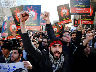 Aufgebrachte iranische Demonstranten gehen gegen die Hinrichtung eines bekannten schiitischen geistlichen in Saudi-Arabien auf die Straße. Foto: Abedin Taherkenareh
