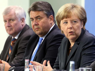 Bayerns Ministerpräsident Seehofer (L), SPD-Chef Gabriel und Kanzlerin Merkel im Bundeskanzleramt. Foto: Wolfgang Kumm/Archiv
