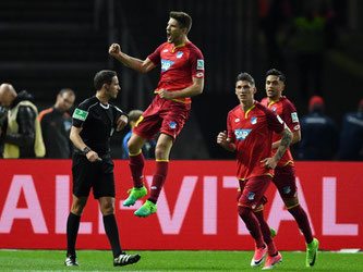 Hoffenheims Andrej Kramaric (M) bejubelt seinen Elfmetertreffer zum 1:1-Ausgleich mit Lukas Rupp und Nadiem Amiri (r). Foto: Soeren Stache