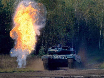 Ein Leopard 2 während einer Bundeswehrübung im niedersächsischen Bergen. Foto: Peter Steffen/Archiv