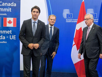 Kanadas Regierungschef Justin Trudeau (L) zusammen mit Jean-Claude Juncker (R) und Donald Tusk in Brüssel. Foto: Stephanie Lecocq