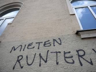 «Mieten runter!» steht der Fassade eines Hauses. Foto: Andreas Gebert/Archiv