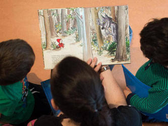 Kinder, denen regelmäßig vorgelesen wird, kommen besser zurecht. Das ist das Ergebnis der Vorlesestudie 2015. Foto: Arno Burgi