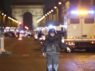 Polizeieinheiten auf den Champs-Élysées. Foto: TV/AP/dpa