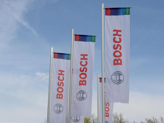 Fahnen mit dem Bosch Logo wehen vor dem Bosch Campus. Foto: Franziska Kraufmann/Archiv