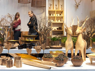 Accessoires aus Holz und Hirsch-Figuren gehören auch im Herbst/Winter 2015/16 zu den trendigen Dekorationen im Haus (aufgenommen auf der Vorjahresmesse). Foto: Messe Frankfurt Exhibition GmbH/Jean-Luc Valentin