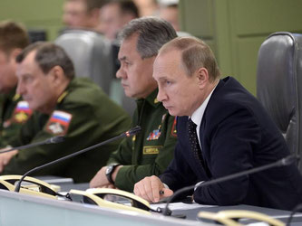 Kremlchef Putin und Russlands Verteidigungsminister Schoigu in einer Kommandozentrale des russischen Militärs in Moskau. Foto: Alexey Nikolskiy/Sputnik
