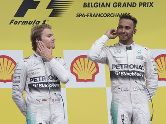 Nico Rosberg (l) musste sich erneut seinem Mercedes-Temakollegen Lewis Hamilton geschlagen geben. Foto: Valdrin Xhemaj