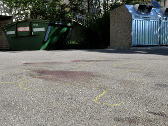 Blutspuren und Kreidezeichnungen sindvor einer Tiefgarageneinfahrt in Stuttgart-Hallschlag zu sehen. Ein Polizist ist hier bei einem Einsatz mit einem Messer attackiert und schwer verletzt worden. Foto: Andreas Rosar