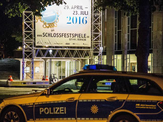 Polizeifahrzeuge stehen vor dem Forum am Schlosspark in Ludwigsburg. Foto: Friebe/Archiv