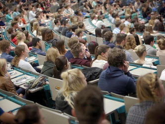 Erstsemester-Studenten im Hörsaal der Uni Mainz. Der überwiegende Teil deutschen Wirtschaft ist mit Bachelor-Absolventen unzufrieden. Foto: Fredrik von Erichsen