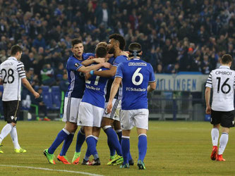 Die Spieler vom FC Schalke feiern das 1:0. Die Partie endet Unentschieden. Foto: Friso Gentsch