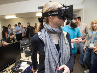 Eine Teilnehmerin des Executive Programs probiert an der Singularity University eine Oculus Rift Brille aus. Foto: Singularity University/dpa