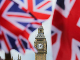 Britische Fahnen vor dem berühmten Big Ben in London. Der Will des britischen Volkes zwingt die Politik nun zu unliebsame Entscheidungen zu treffen. Foto: Michael Kappeler