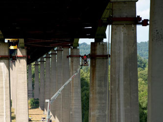 Die Brücke musste dringend repariert werden. Für solche Arbeiten sind Ingenieure nötig - die werden in Deutschland aber mittlerweile rar. Foto: Sven Hoppe/Archiv