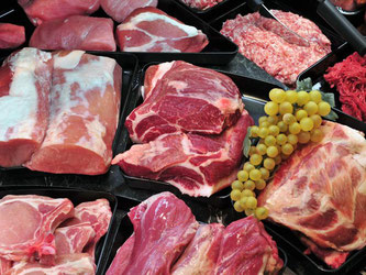 Fleisch ist oft unverhältnismäßig billig. Foto: Hendrik Schmidt/Archiv