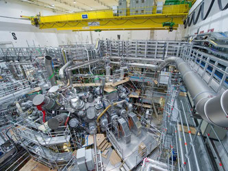 Monteure arbeiten am Max-Planck-Institut für Plasmaphysik (IPP) in Greifswald an dem 725 Tonnen schweren Plasmagefäß für das Kernfusionsexperiment «Wendelstein 7-X». Foto: Stefan Sauer/Archiv