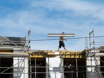 Einigung bei Tarifverhandlungen für das Bauhauptgewerbe: Die Bauarbeiter in West und Ost bekommen mehr Geld. Foto: Arno Burgi/Archiv