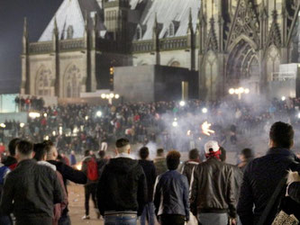 Momentaufnahme vom Vorplatz des Kölner Hauptbahnhofs in der Silvesternacht. Foto: Markus Böhm