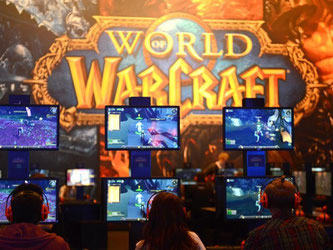 Blizzards neuer «World of Warcraft»-Teil zieht viele Spieler an, die direkt am Stand gegeneinander antreten wollen. Foto: Caroline Seidel