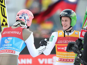 Peter Prevc (r.) hat das Neujahrsspringen in Garmisch-Partenkirchen gewonnen. Foto: Daniel Karmann