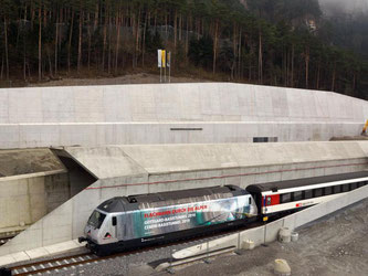 Eine Lok fährt aus dem Gotthard-Basistunnel. Foto: AlpTransit Gotthard AG/Archiv