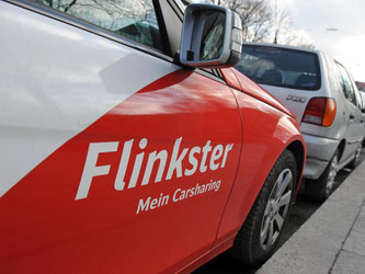 Ein Mercedes mit der «Flinkster - Mein Carsharing». Foto: Andreas Gebert/Archiv