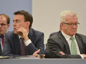 Wirtschafts- und Finanzminister Nils Schmid (l) neben Kretschmann. Foto: Franziska Kraufmann/Archiv