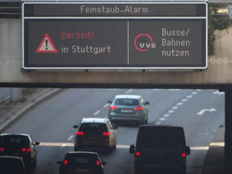 Stuttgarts Autofahrer sind aufgerufen, Busse und Bahnen zu nutzen. Foto: M. Murat/Archiv