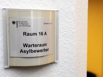 Zugang zum Warteraum für Asylbewerber im Ankunftszentrum des Bundesamts für Migration und Flüchtlinge (BAMF) in Trier. Foto: Harald Tittel/Archiv