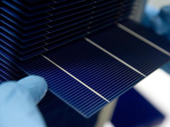 Ein Forscher betrachtet eine Solarzelle. Die EU-Kommission hat bestehende Handelsbeschränkungen für chinesische Solar-Importe auf Taiwan und Malaysia ausgeweitet. Foto: Marijan Murat/Symbolbild/Archiv