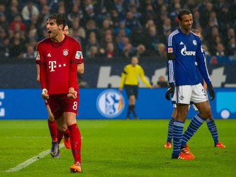 Bayerns Javier Martinez (l) bejubelt sein Tor zum 1:2. Schalkes Joel Matip (r) steht enttäuscht daneben. Foto: Guido Kirchner