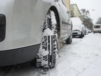 Für gute Performance bei Nässe sind tiefe längliche Rillen gefragt, auf Schnee sorgen eher Querrillen für Grip. Foto: Tobias Hase