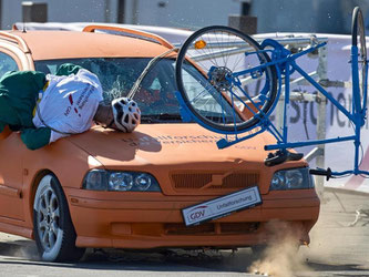 Automatische Bremssysteme in Autos und Lkws könnten tödliche Unfälle bei Radfahrern vermeiden. Laut Testergebnis sollte der Notbremsassistent für Radfahrer in Serie gehen. Foto: Bernd Thissen