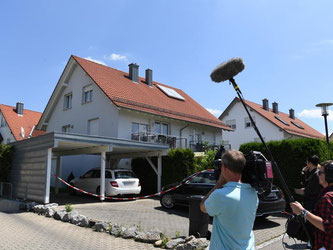 Tatort in Unterschach bei Ravensburg: In diesem Haus soll ein Mann seine Frau und seine beiden Stieftöchter erschlagen haben. Foto: Felix Kästle