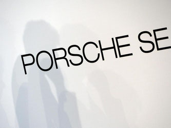 Porsche-SE-Schriftzug. Foto: Bernd Weissbrod/Archiv