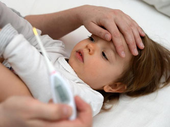 Fieber-Alarm: Wenn das Kind krank ist, dürfen Eltern der Arbeit fernbleiben. Außerdem steht ihnen in vielen Fällen eine Lohnfortzahlung oder Kinderkrankengeld zu. Foto: Andrea Warnecke